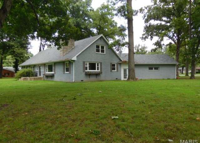 Property at 300 N Lakeview Dr, Salem, IL 62881, 5 beds, 2.5 baths