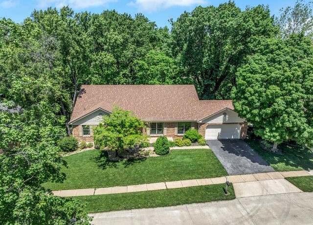 Property at 14251 Cypress Hill Dr, Chesterfield, MO 63017, 4 beds, 3.5 baths