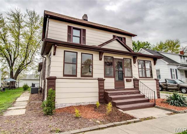 Property at 306 E Carpenter St, Jerseyville, IL 62052, 3 beds, 2 baths
