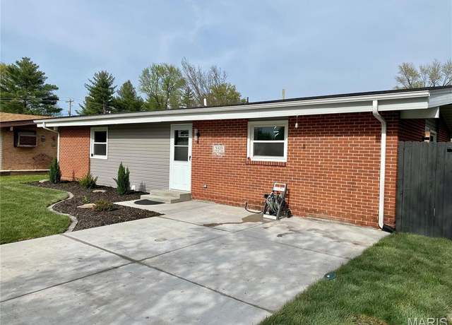 Property at 5323 Lynwood Ct, Godfrey, IL 62035, 3 beds, 2 baths