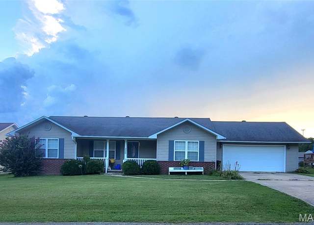 Property at 330 Murfield Dr, Poplar Bluff, MO 63901, 3 beds, 2 baths