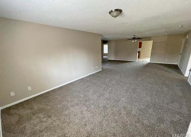 Property at 12 Lynnwood Ct, Belleville, IL 62226, 3 beds, 2 baths