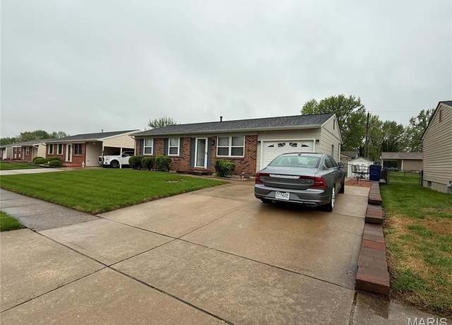 Property at 3251 Ipswich Ln, St Charles, MO 63301, 3 beds, 2 baths