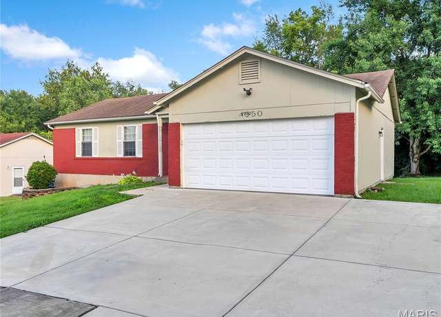 Property at 4950 Patricia Ridge Dr, St Louis, MO 63033, 3 beds, 1.5 baths