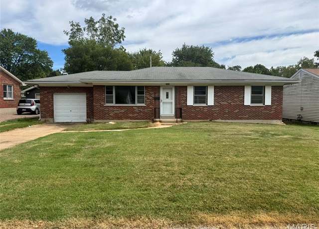 Property at 15 Saint Anthony Ct, St Charles, MO 63301, 3 beds, 1.5 baths