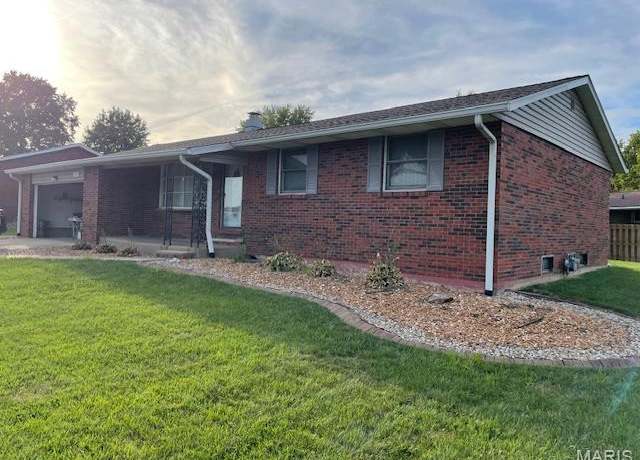 Property at 128 Sundown Dr, Wood River, IL 62095, 3 beds, 2 baths