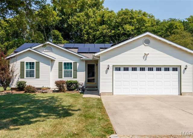 Property at 32 Lexington Ln, Highland, IL 62249, 3 beds, 2 baths