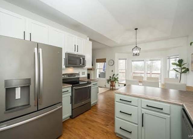 Property at 3806 Bedford Pointe Dr, Wentzville, MO 63385, 4 beds, 3 baths