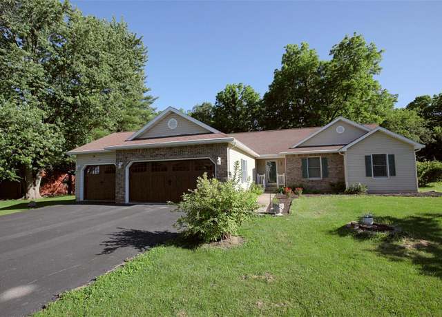 Property at 1710 Doe Run Dr, Vandalia, IL 62471, 3 beds, 2.5 baths