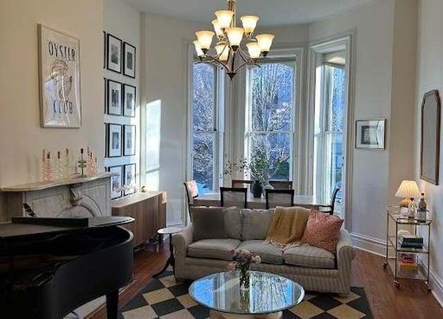Property at 1829 Kennett Pl, St Louis, MO 63104, 3 beds, 1.5 baths