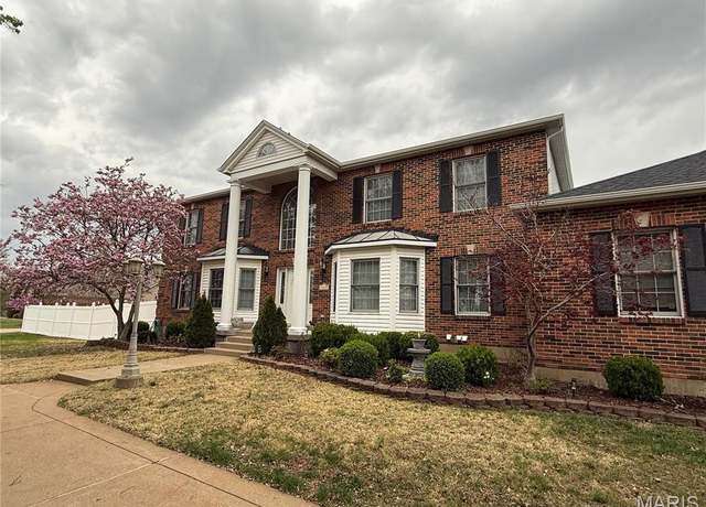 Property at 10635 Kennerly Rd, St Louis, MO 63128, 4 beds, 4.5 baths