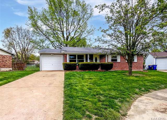 Property at 2331 Battlefield Dr, Florissant, MO 63031, 3 beds, 2 baths
