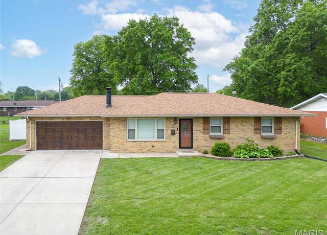 Property at 2212 Dawn Pl, Granite City, IL 62040, 3 beds, 2 baths