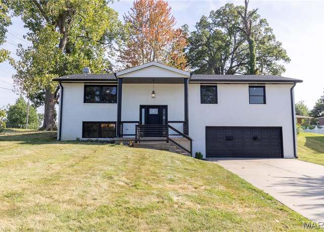 Property at 7 Coachlight Dr, Hannibal, MO 63401, 3 beds, 3 baths