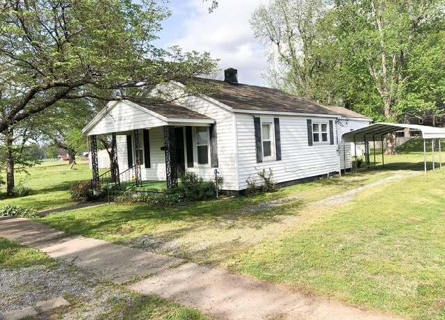 Property at 407 Locust St, Charleston, MO 63834, 2 beds, 0.5 baths