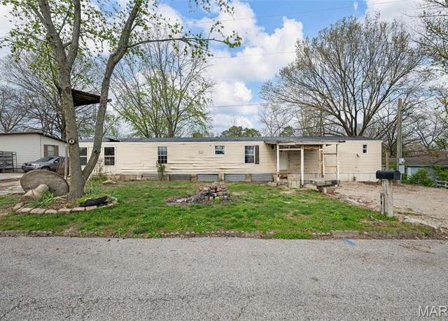 Property at 817 Pine Ridge Dr, Fenton, MO 63026, 3 beds, 2 baths
