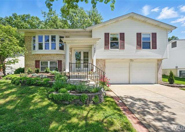 Property at 924 Bellestri Dr, St Louis, MO 63021, 3 beds, 2.5 baths