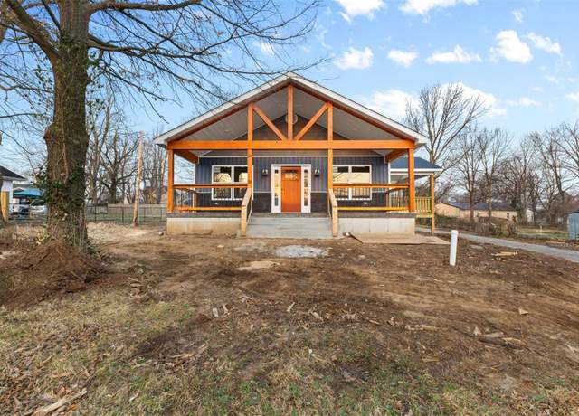 Property at 407 Middle St, Farmington, MO 63640, 3 beds, 2 baths