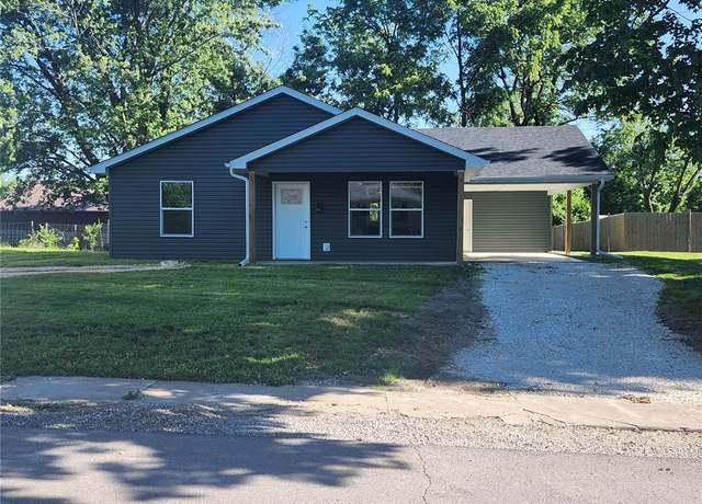 Property at 9 E Locust St, Bowling Green, MO 63334, 3 beds, 2 baths