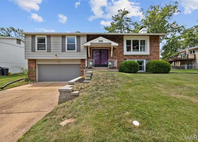 Property at 380 Genoa Dr, Ballwin, MO 63021, 3 beds, 2.5 baths