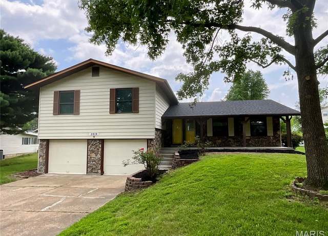 Property at 3919 Bellvue Dr, St Peters, MO 63376, 4 beds, 2.5 baths