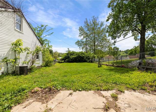 Property at 400 Main St, Waynesville, MO 65583, 4 beds, 2 baths
