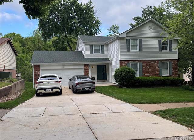 Property at 5810 White Pine Dr, St Louis, MO 63129, 4 beds, 2.5 baths