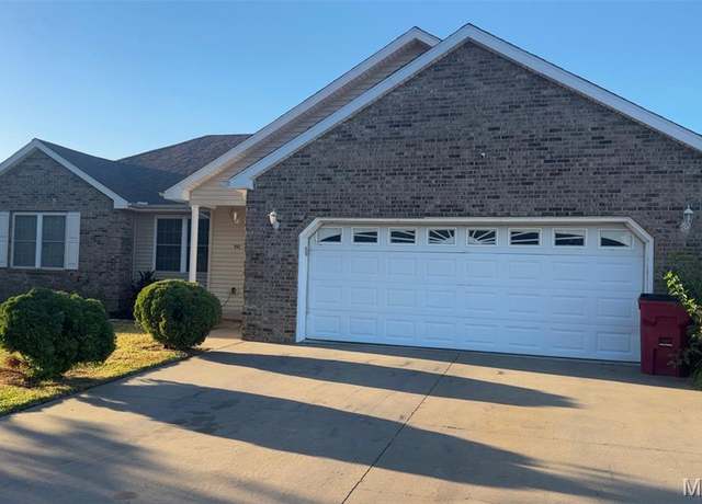 Property at 912 Plantation Blvd, Sikeston, MO 63801, 5 beds, 3 baths