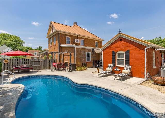 Property at 698 N 3rd St, Ste Genevieve, MO 63670, 4 beds, 2.5 baths