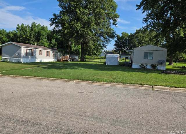 Property at 471 Methodist St, Carlyle, IL 62231, 3 beds, 2 baths