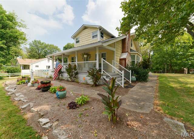 Property at 1401 Charlotte Dr, St Louis, MO 63135, 4 beds, 3 baths