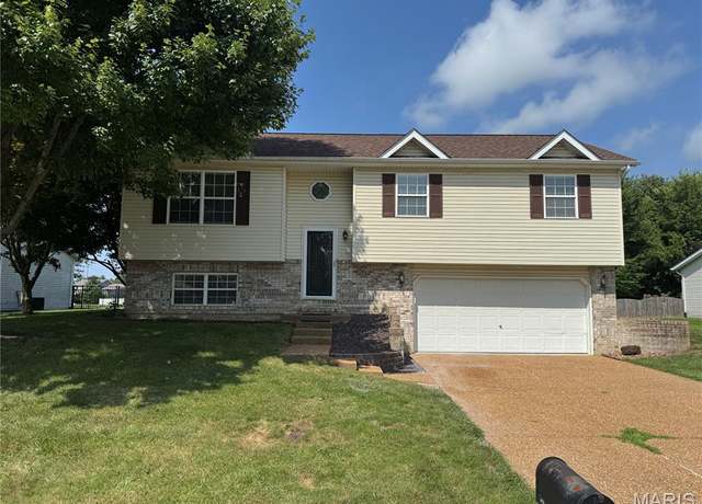 Property at 1535 Peach Orchard Ln, O'fallon, IL 62269, 4 beds, 3 baths