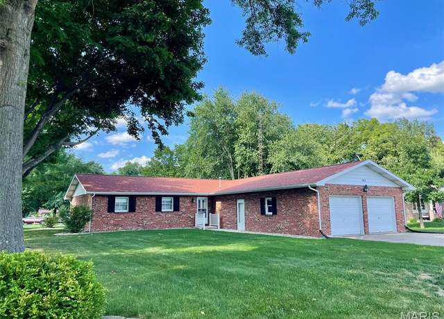 Property at 102 West Shore Ter, Hillsboro, IL 62049, 3 beds, 2 baths