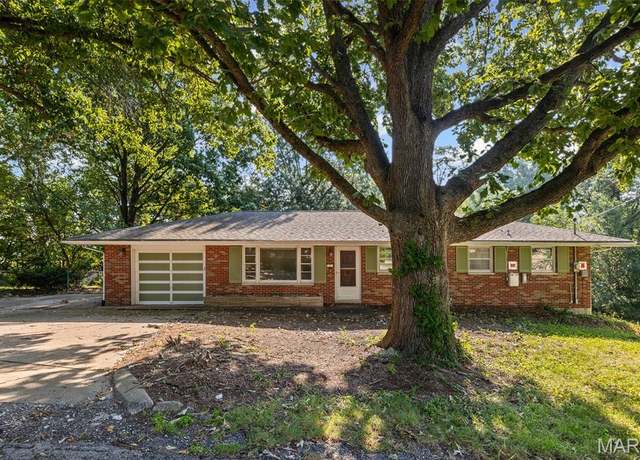 Property at 7 Hickerson Pl, Alton, IL 62002, 3 beds, 2.5 baths