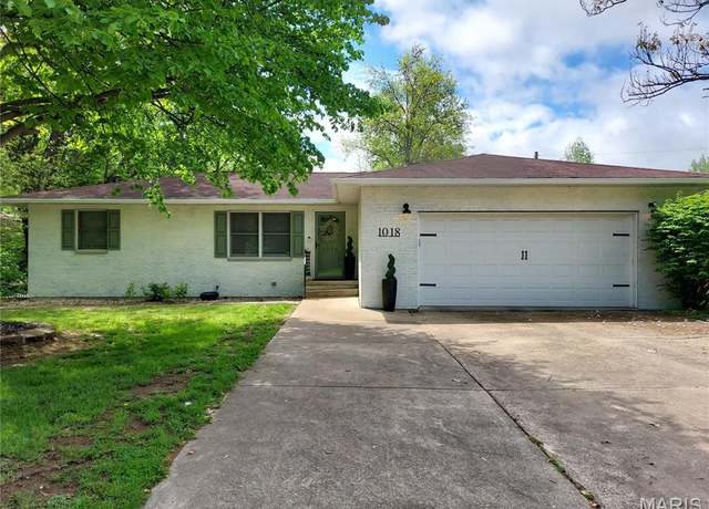 Property at 1018 E College Ave, Greenville, IL 62246, 3 beds, 2 baths