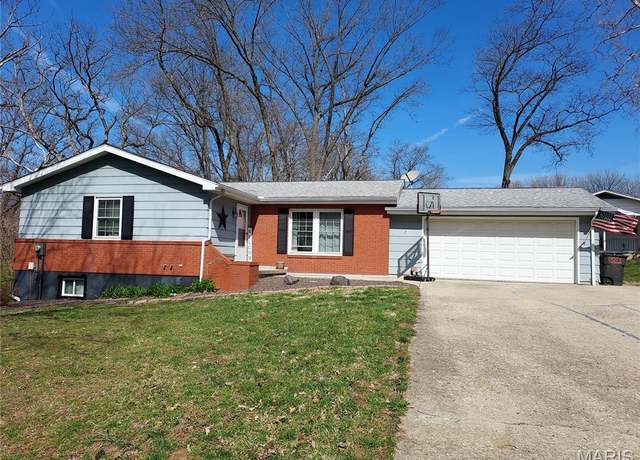 Property at 7 Spring Hill Dr, Greenville, IL 62246, 4 beds, 3 baths