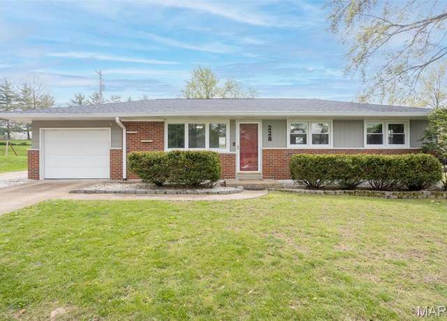 Property at 228 W Cascade Dr, Columbia, IL 62236, 3 beds, 2 baths