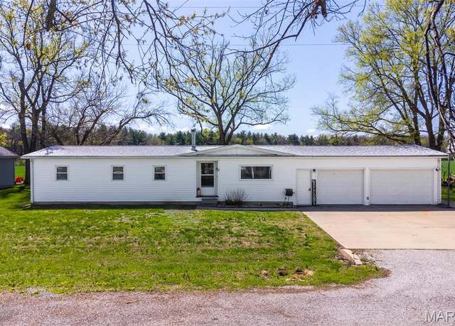 Property at 2 S Circle Dr, Carlyle, IL 62231, 3 beds, 2 baths