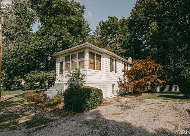 Property at 324 Penn St, Belleville, IL 62223, 2 beds, 1 bath