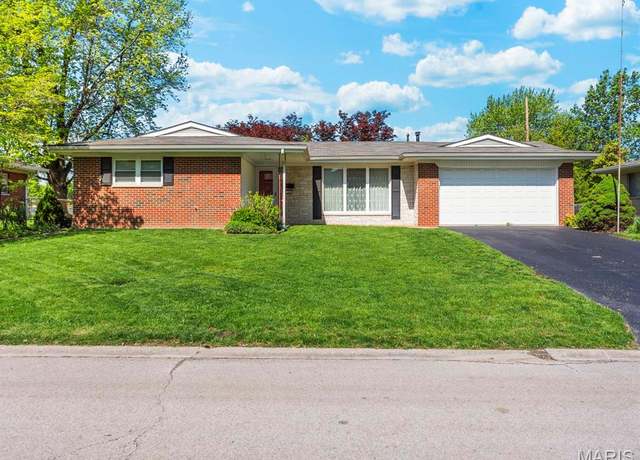 Property at 30 Ben Louis Dr, Belleville, IL 62226, 3 beds, 1.5 baths