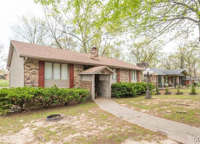 Property at 2018 Woodland Rd, Poplar Bluff, MO 63901, 3 beds, 2.5 baths