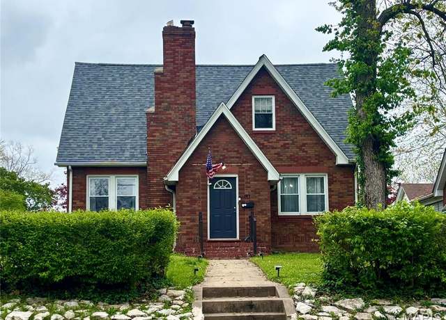Property at 911 Main St, Alton, IL 62002, 3 beds, 2 baths