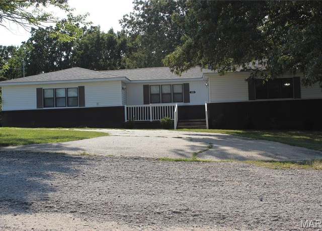 Property at 2228 Grand Ave, Poplar Bluff, MO 63901, 4 beds, 2 baths