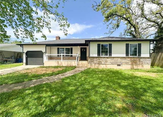 Property at 906 E Pace St, Salem, MO 65560, 3 beds, 2 baths