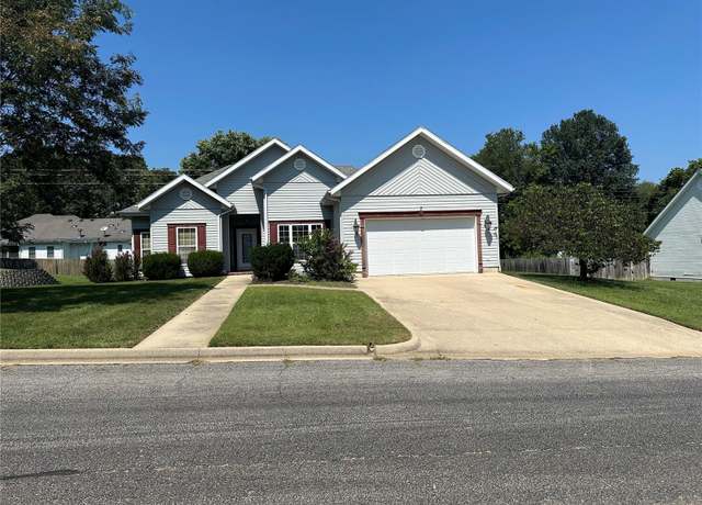 Property at 104 Jared St, Waynesville, MO 65583, 4 beds, 2.5 baths