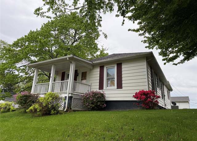Property at 1402 W Randolph St, Vandalia, IL 62471, 3 beds, 2 baths