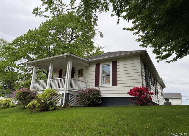 Property at 1402 W Randolph St, Vandalia, IL 62471, 3 beds, 2 baths