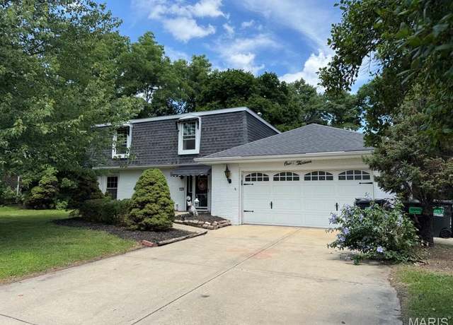 Property at 113 Lakeland Hills Dr, Fairview Heights, IL 62208, 4 beds, 2.5 baths