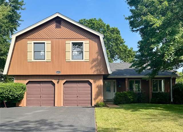 Property at 16012 Clarkson Woods Dr, Chesterfield, MO 63017, 4 beds, 2.5 baths
