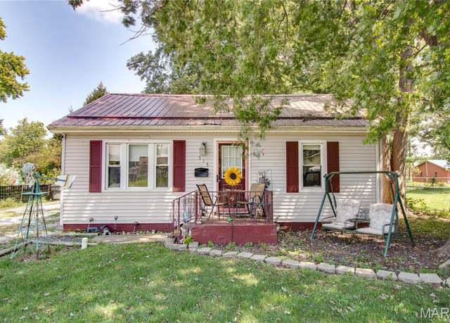 Property at 515 Anderson St, Carlinville, IL 62626, 2 beds, 1 bath